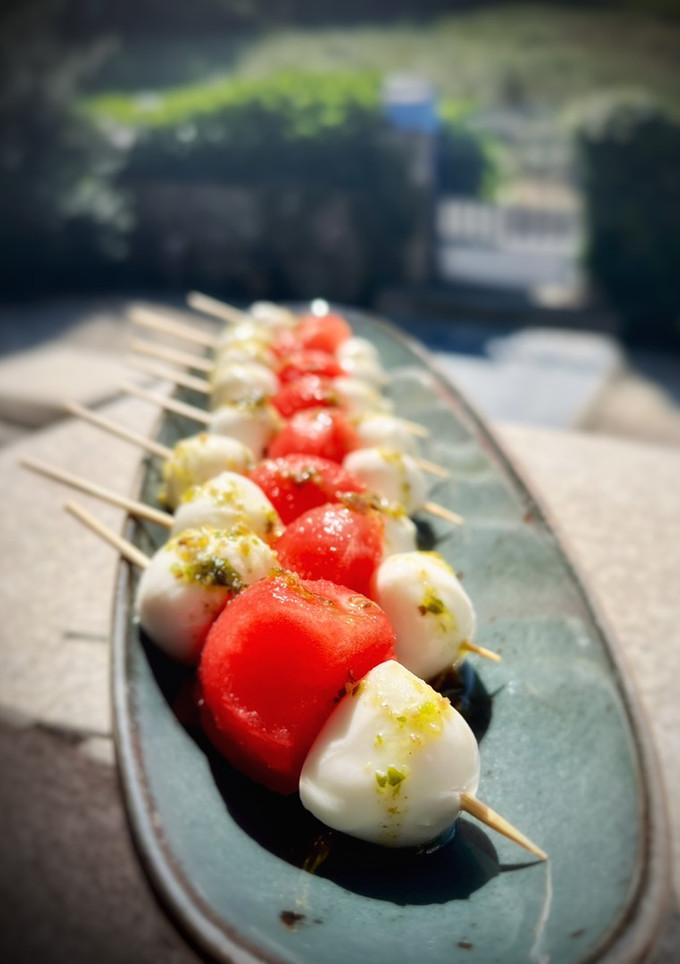 Una foto de Pinchito de mozzarella y sandía con pesto casero de albahaca