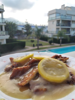 Una foto de Pechuga de pollo con salsa de limón