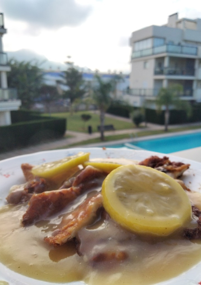 Una foto de Pechuga de pollo con salsa de limón