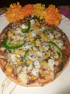पनीर वेज पिज़्ज़ा (Paneer veg pizza recipe in Hindi) रेसिपी मुख्य फोटो