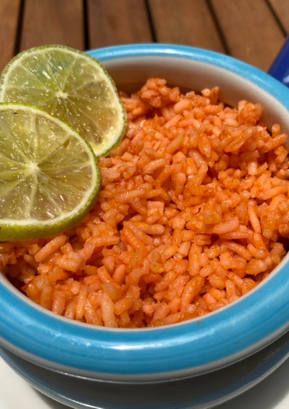 Una foto de Arroz rojo en microondas
