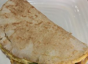 Una foto de Desayuno de Pan Pita con Huevo y Jamón