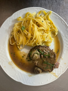 Una foto de Espalccini: Espaldilla sous vide y Fetuccini