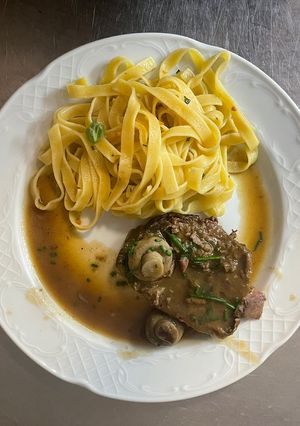Una foto de Espalccini: Espaldilla sous vide y Fetuccini