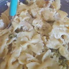 A picture of Creamy chicken bowties.