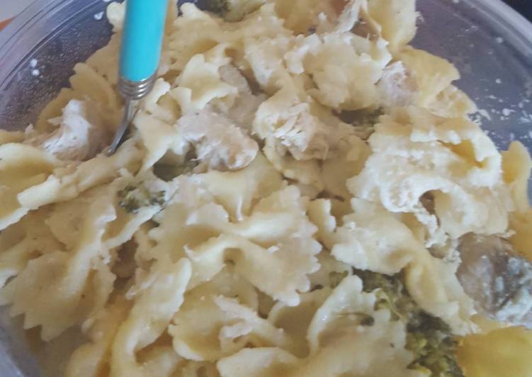 Easiest Way to Prepare Any-night-of-the-week Creamy chicken bowties