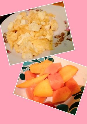 Una foto de Desayuno con fruta y huevos, deli 👌😻❤️