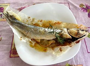 Foto di Cefalo al Forno con Rosmarino, Aglio e Limone
