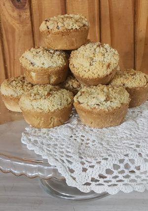 Una foto de Mini tarteletas de pera con crumble de nuez 🍐
