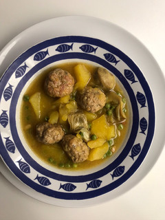 Una foto de Guisado con albóndigas de carne, con nuez moscada y canela