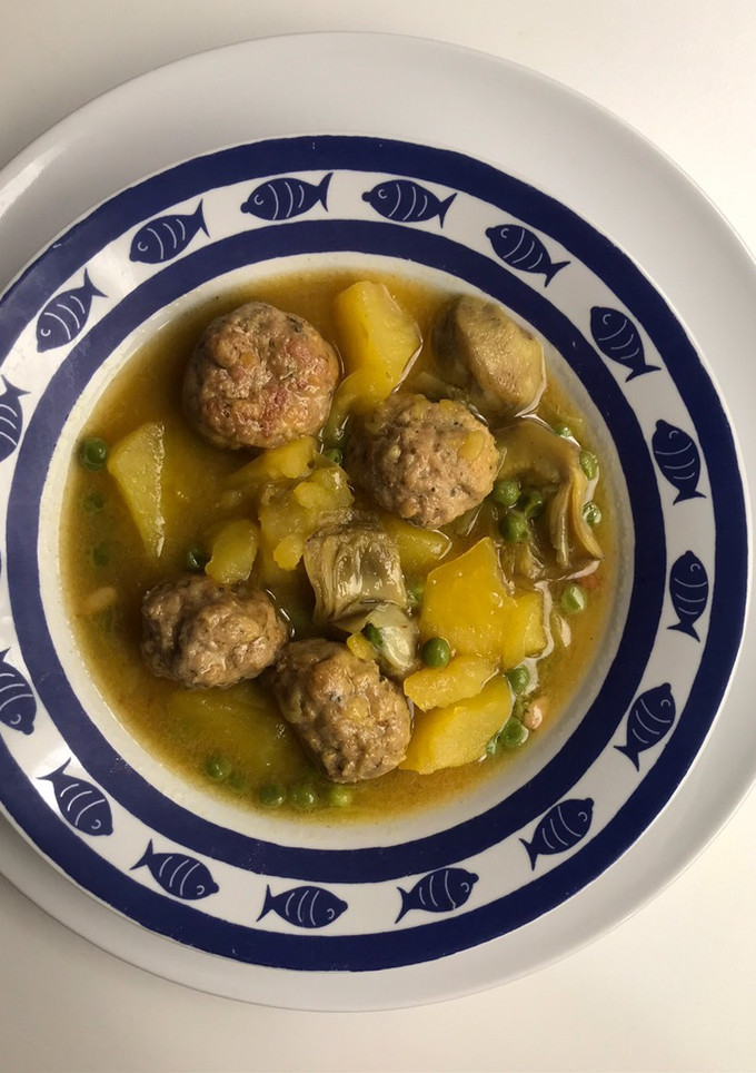 Una foto de Guisado con albóndigas de carne, con nuez moscada y canela