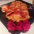 Helado frito con salsa de frambuesa