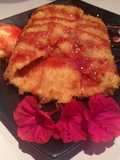 Helado frito con salsa de frambuesa