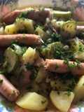 Salchichas frescas con papas y calabacín