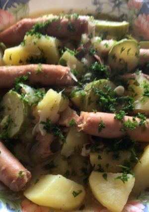 Una foto de Salchichas frescas con papas y calabacín