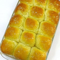 A picture of Dinner buns.