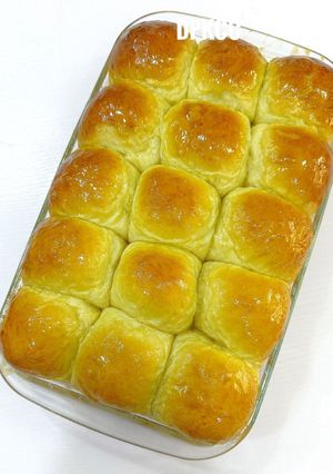 A picture of Dinner buns.