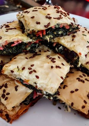 Una foto de BAKLAWA Relleno con Espinacas🥬y Frutos Secos🥜...!