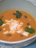 Sopa de abóbora assada com especiarias e ovo cozido picado