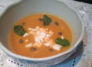 Foto de Sopa de abóbora assada com especiarias e ovo cozido picado