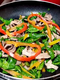 Una foto de Salteado de carne, espinacas y morrón