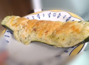 Foto principal de Calabacín relleno de col, cebolla y champiñones