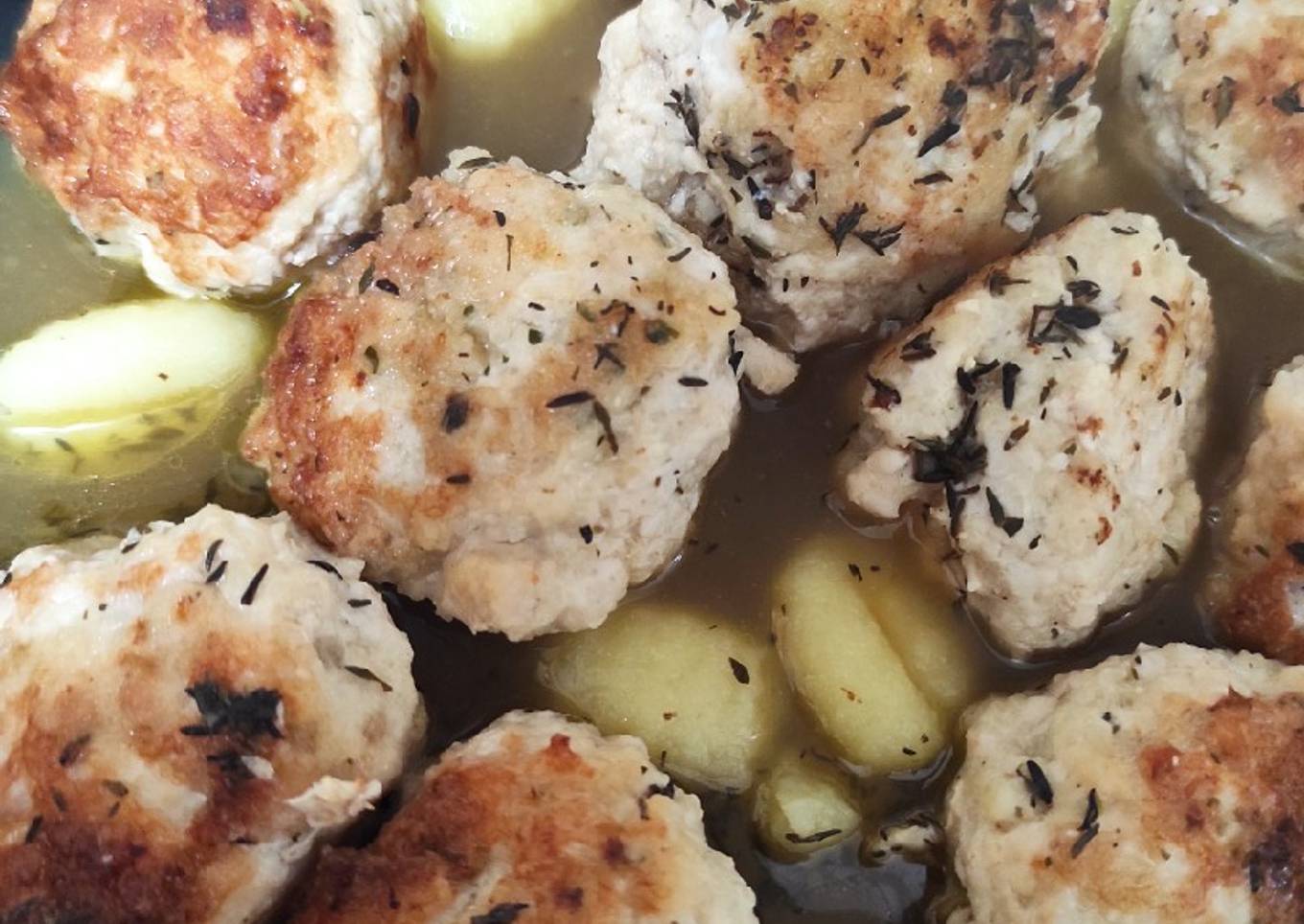 Albóndigas de pollo rápidas con salsa de cerveza y cebolla