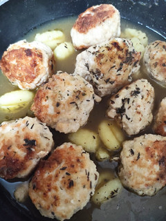 Una foto de Albóndigas de pollo rápidas con salsa de cerveza y cebolla