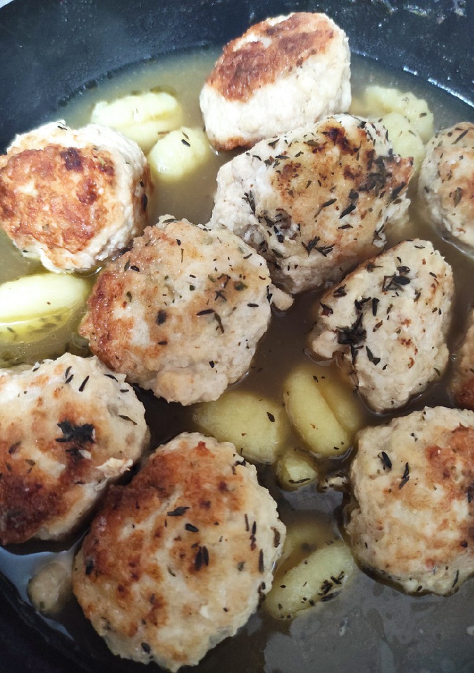 Una foto de Albóndigas de pollo rápidas con salsa de cerveza y cebolla