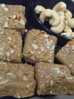 तिल की बर्फी (Til Ki barfi recipe in Hindi) रेसिपी मुख्य फोटो