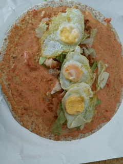 Una foto de Tortita integral con secreto ibérico huevos de codorniz y mahone