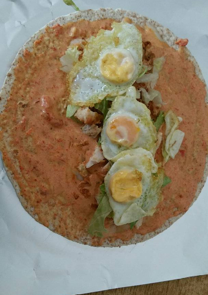Una foto de Tortita integral con secreto ibérico huevos de codorniz y mahone