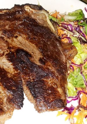 Una foto de Churrasco de lomo con ensalada