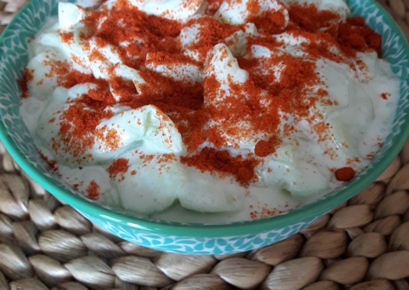 Ensalada de pepino con nata fresca- comida húngara en castellano