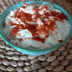 Una foto de Ensalada de pepino con nata fresca- comida húngara en castellano