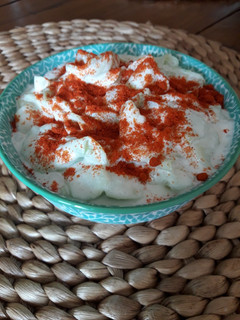 Una foto de Ensalada de pepino con nata fresca- comida húngara en castellano