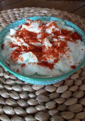 Una foto de Ensalada de pepino con nata fresca- comida húngara en castellano