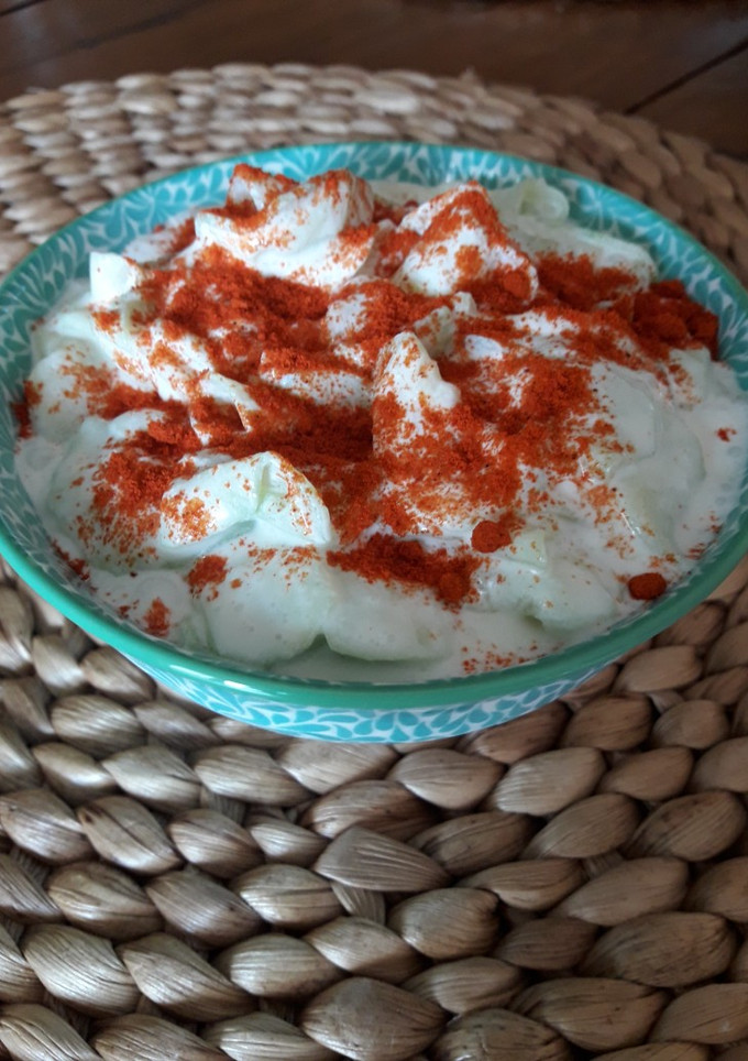 Una foto de Ensalada de pepino con nata fresca- comida húngara en castellano