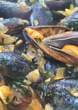 Una foto de Mejillón gallego con sofrito mediterráneo