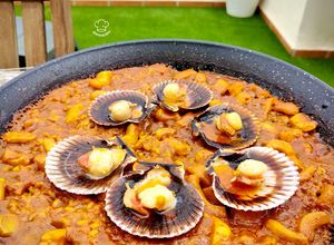Una foto de Arroz de vieiras y calamar con crema de bogavante