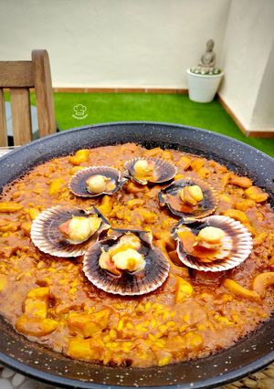 Una foto de Arroz de vieiras y calamar con crema de bogavante