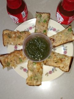 चीज़ गार्लिक ब्रेड (Cheese Garlic bread recipe in hindi) रेसिपी मुख्य फोटो