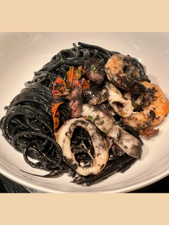 魷魚海鮮墨魚麵 在家做異國料理🦑 的食譜成品照片