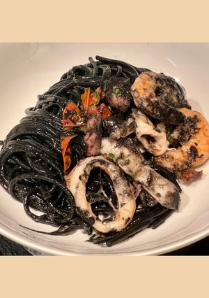 魷魚海鮮墨魚麵 在家做異國料理🦑 的食譜成品照片