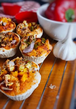 A picture of Veg pizza cups.