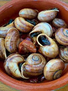 Una foto de Caracoles con jamón y pepperoni