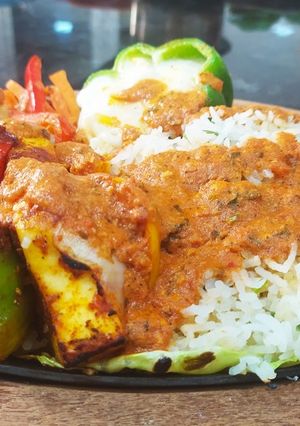 પનીર શેશલીક સીઝલર વીથ મખની સોસ (sizzler recipe in Gujarati) રેસીપી મુખ્ય ફોટો