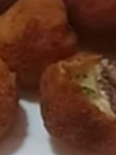 صورة لوصفة كرات البطاطا مقلية ومحشية