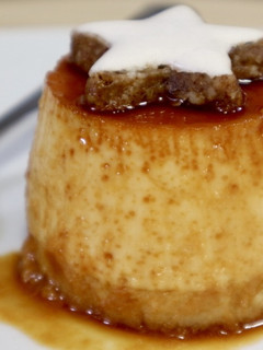 Una foto de Flan de turrón un postre con espíritu navideño