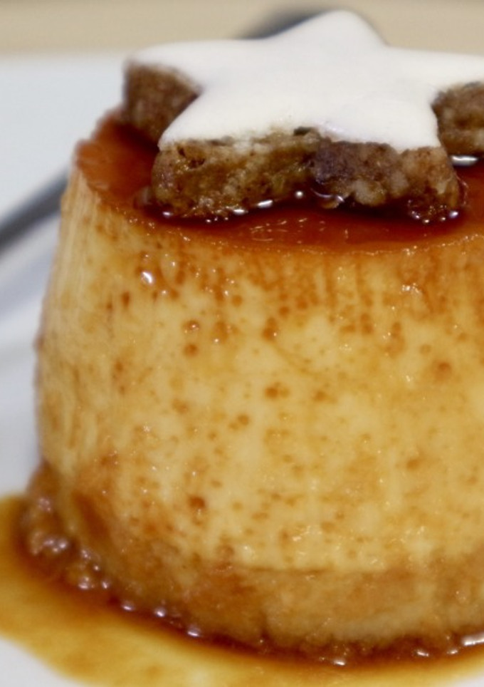 Una foto de Flan de turrón un postre con espíritu navideño